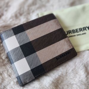 ❤️SOLD❤️NWOT Burberry Mens Leather Slim Bifold Wallet